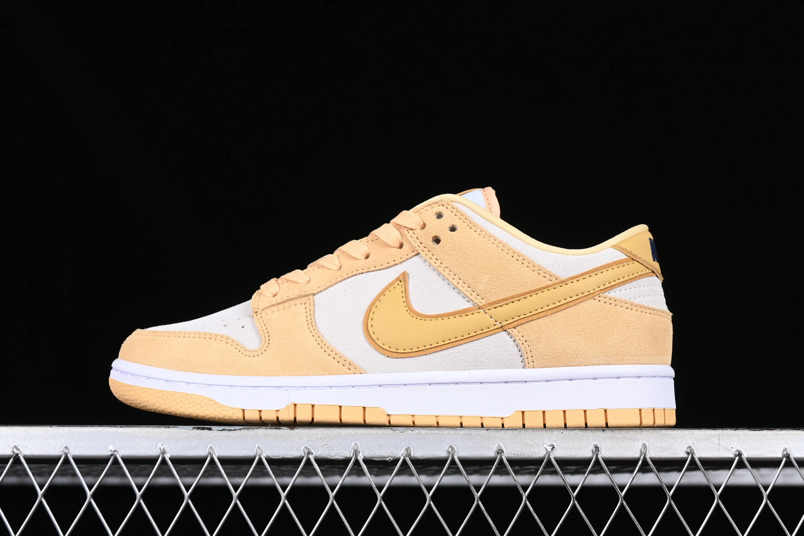 All categories Nk SB Dunk series Nk SB Dunk Low low-top sneakers Nk Dunk Low "Gold Suede" cheese pudding ice cream yellow and white SB low-top casual sports skateboard shoes DV7411-200